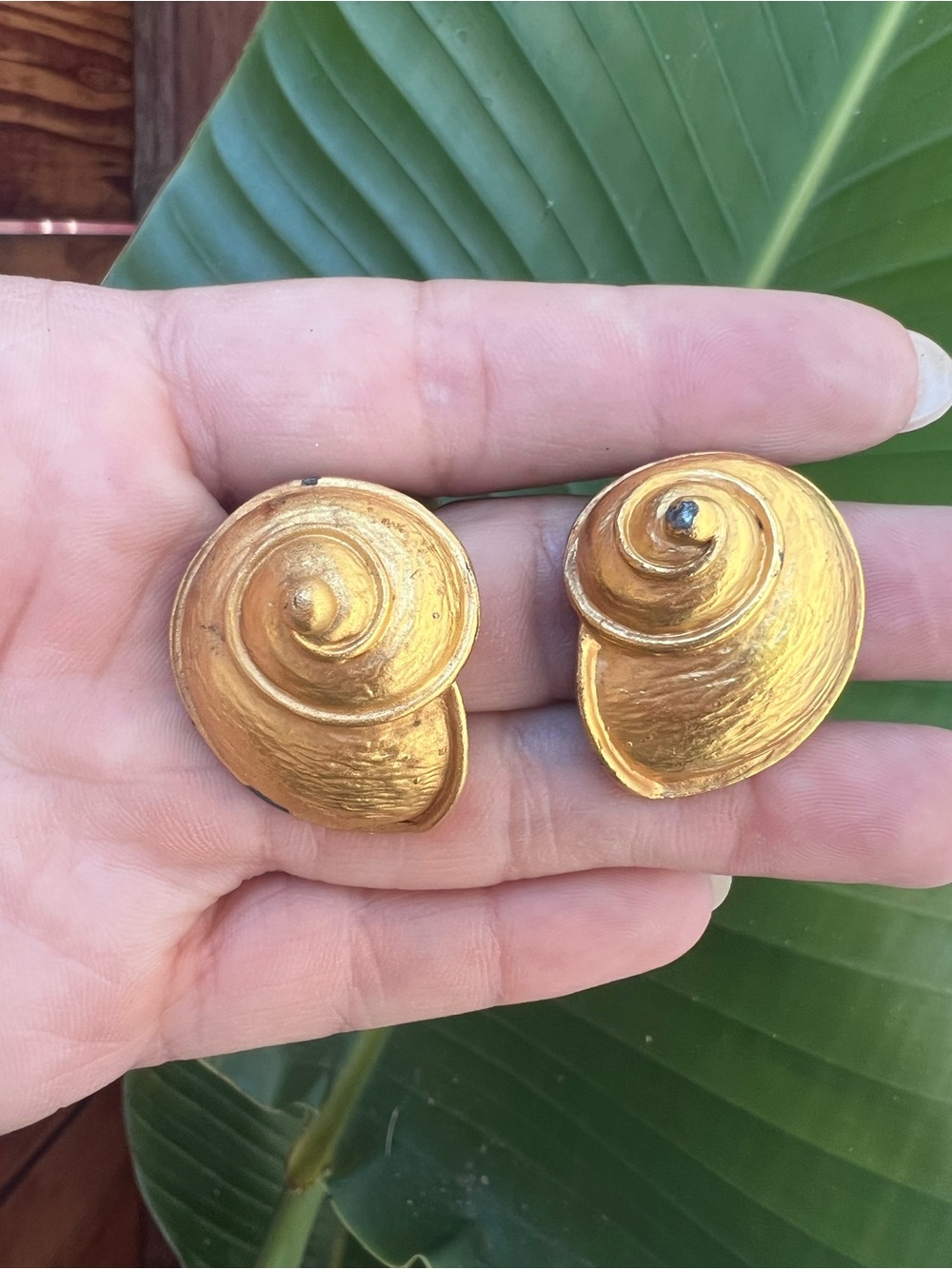 TEXTURED 90’s 90s Vintage Women’s Gold Tone Swirl Shell Big Clip On Earrings